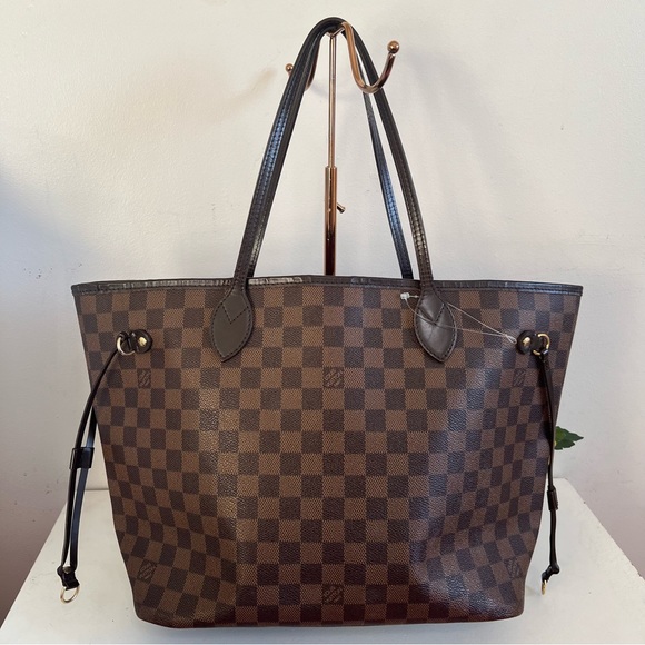 Louis Vuitton Handbags - Authentic Louis Vuitton Damier Neverfull MM bag❤️